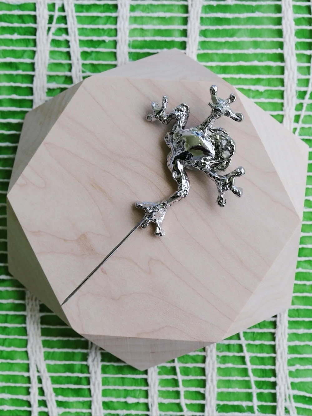 Silver Tone Whimsical Green Faceted Iridescent Gemstone Tree Frog Brooch NWOT
